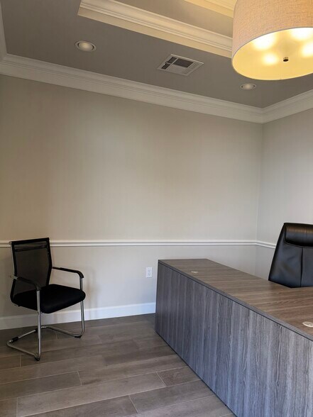 More Photos Of 633 E Fernhurst Dr, Katy Medical For Lease