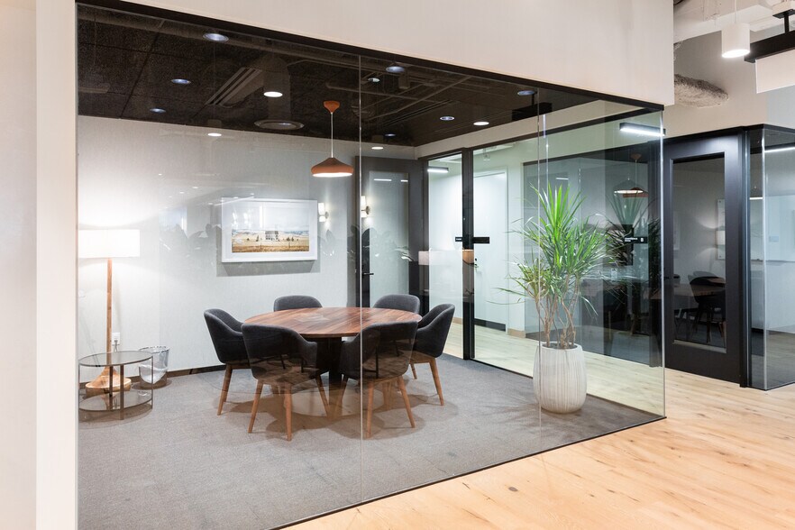 More Photos Of 233 S Wacker Dr, Chicago Coworking Space