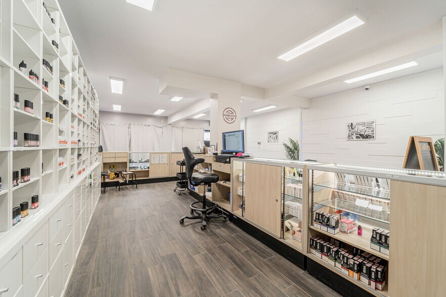 More Photos Of 6092-6120 Ch De La Côte-Des-Neiges, Montréal Storefront Retail Office For Lease