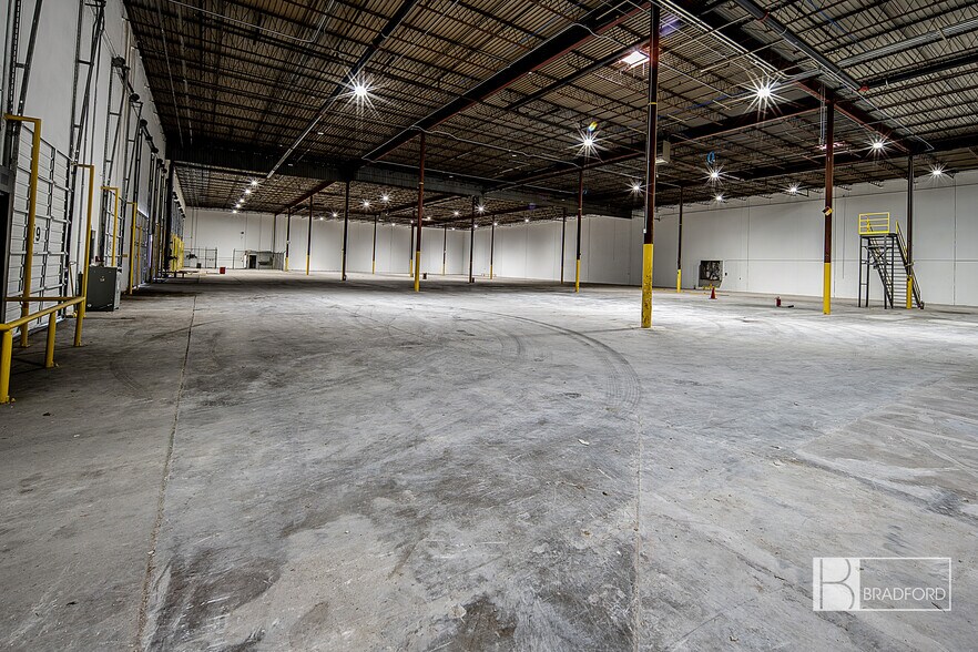 More Photos Of 8330 Endicott Ln, Dallas Warehouse For Lease