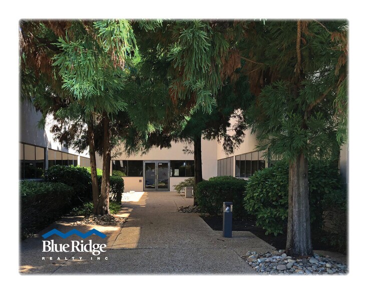 More Photos Of 9111 Cross Park Dr, Knoxville Office For Sale