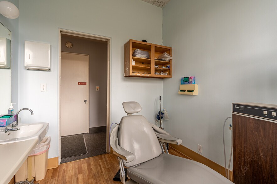 More Photos Of 430 W Stephenson St, Freeport Office For Sale