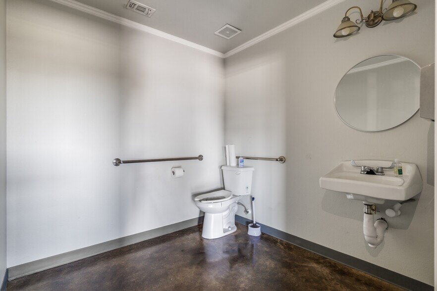 More Photos Of 15996 Highway 80, Edgewood Flex For Sale