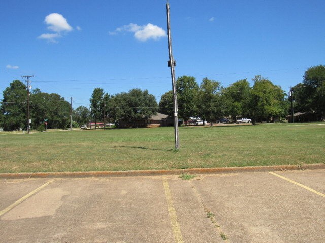 More Photos Of 600 Turner Dr, Palestine Warehouse For Sale