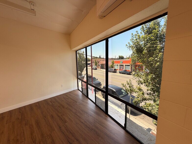 More Photos Of 3113 Middlefield Rd, Redwood City Light Distribution For Lease