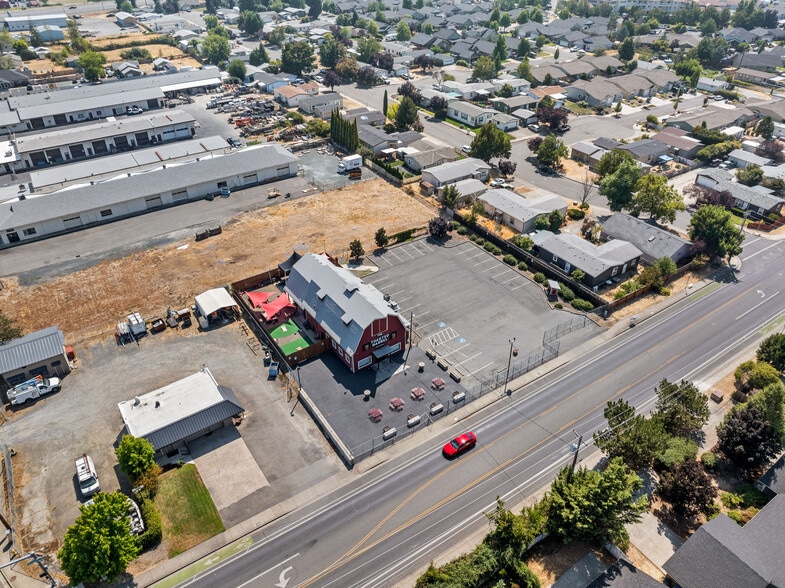 More Photos Of 2039 Redwood Ave, Grants Pass Restaurant For Sale