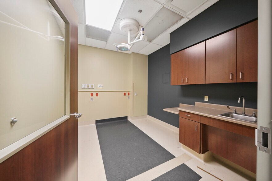 More Photos Of 27126 Northwest Fwy, Cypress Freestanding For Lease