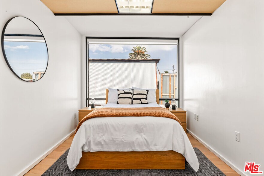 More Photos Of 700 Main St, Venice Office For Sale