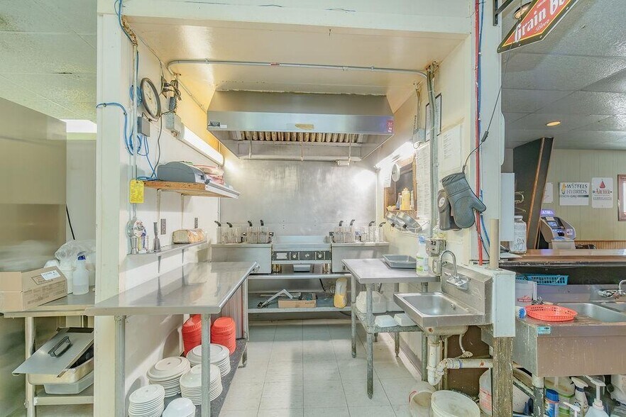 More Photos Of 100 E Jackson St, Okabena Restaurant For Sale