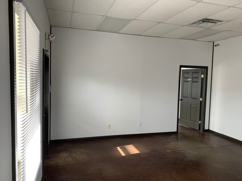 More Photos Of 6305-A-6305-B E 11th St, Tulsa Auto Dealership For Lease