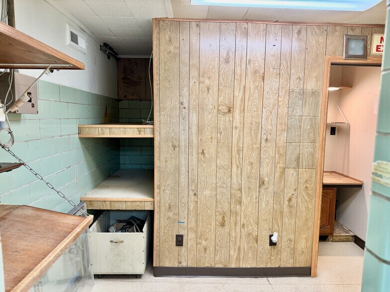 More Photos Of 1107 Lincoln Way E, Massillon Veterinarian Kennel For Sale