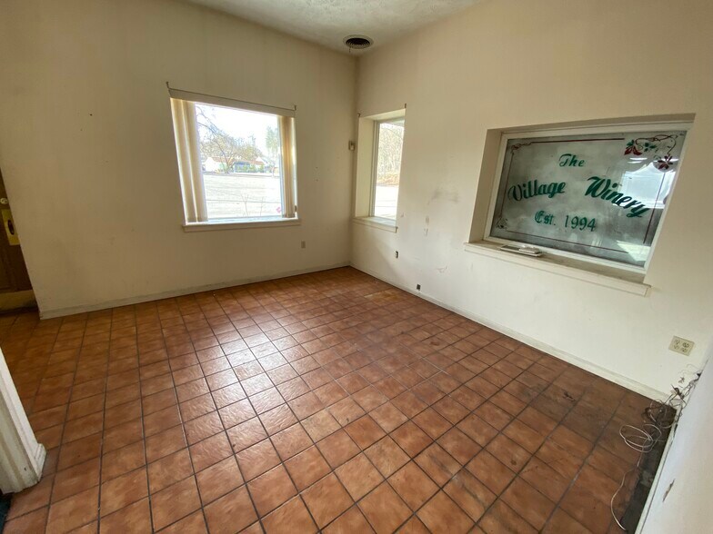 More Photos Of 1825 Locust Ave, Fairmont Restaurant For Sale