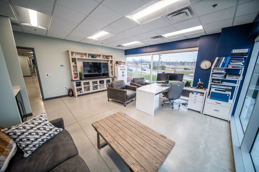 More Photos Of 1820 14th St NW, Rochester Showroom For Sale