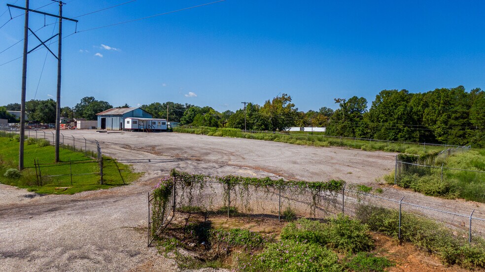 More Photos Of 2103 E SH 31, Kilgore Warehouse For Lease