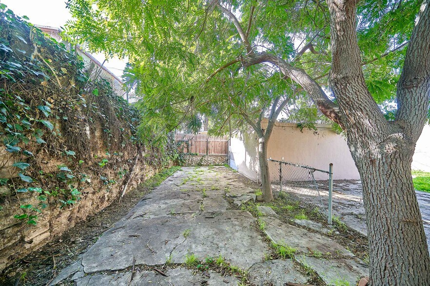 More Photos Of 3030 W 12th Pl, Los Angeles Land For Sale