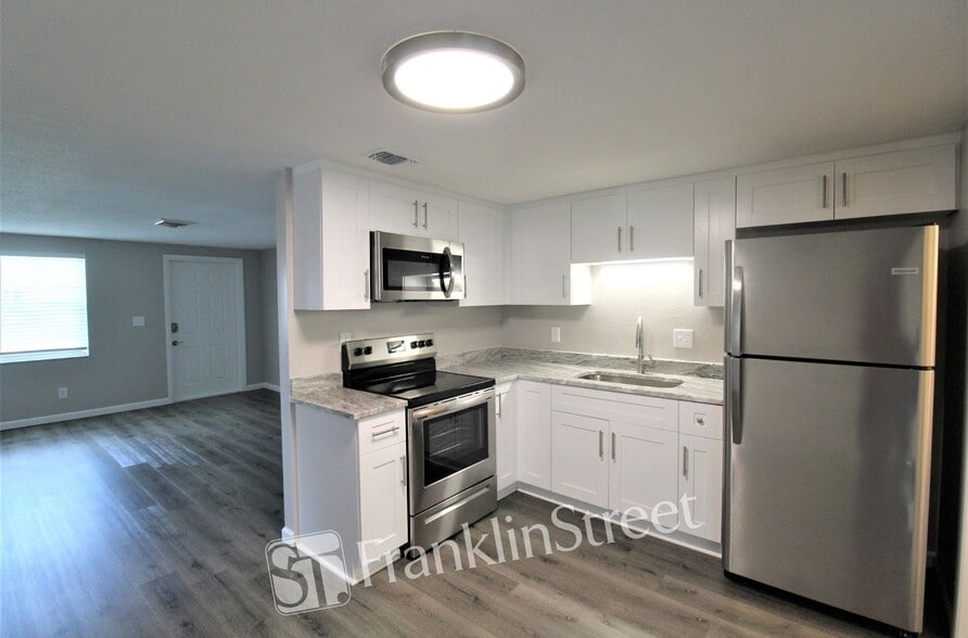 More Photos Of 308-630 Briarwood Rd, Venice Specialty For Sale