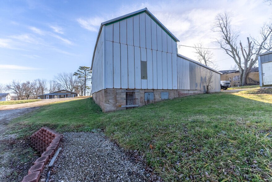 More Photos Of 14597 US-63, Vichy General Retail For Sale