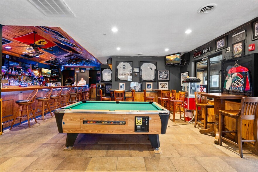 More Photos Of 212 Main St, Oneida General Retail For Sale