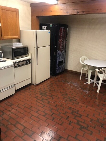 More Photos Of 3370 NE Capital Cir, Tallahassee Office For Lease