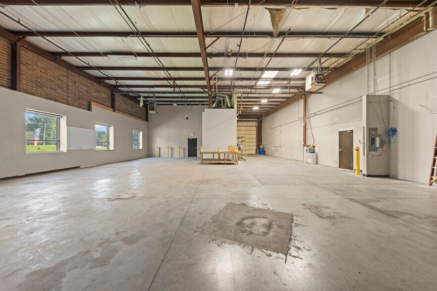 More Photos Of 25553 Wolf's Crossing Rd, Plainfield Warehouse For Lease