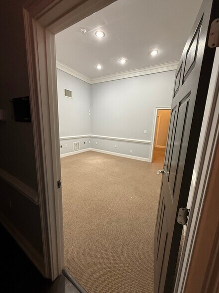 More Photos Of 7 Brendan Way, Greenville Storefront Retail Office For Lease