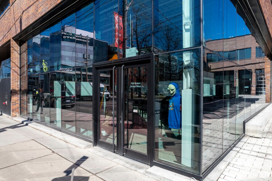 More Photos Of 946-952 Queen St W, Toronto Office For Lease