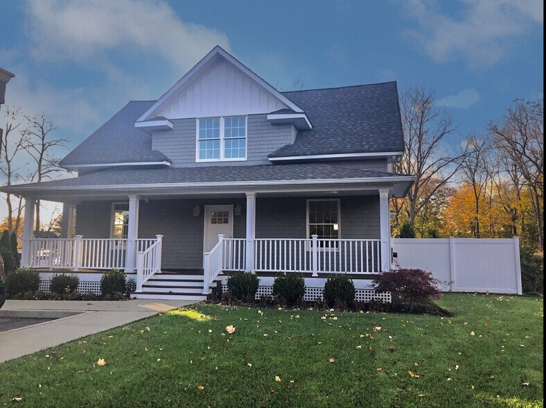 Primary Photo Of 94 Maple Ave, Smithtown Office For Lease