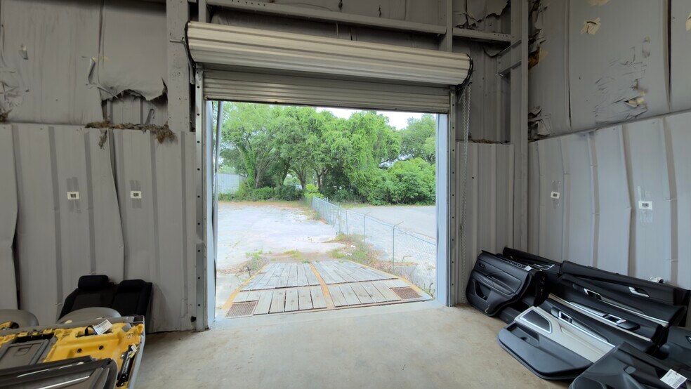 More Photos Of 2800 Delano St, Pensacola Warehouse For Lease