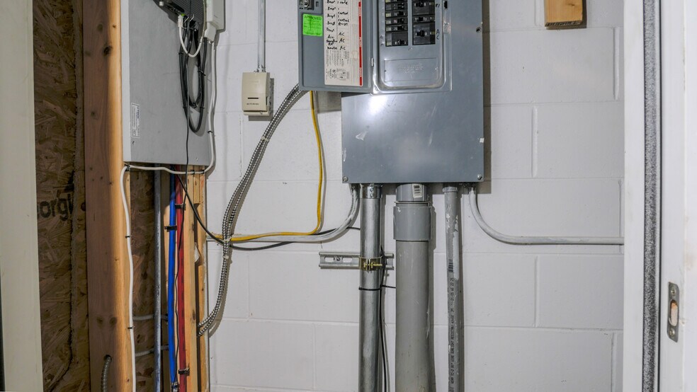 More Photos Of 440 Dry Bridge Rd, North Kingstown Warehouse For Sale