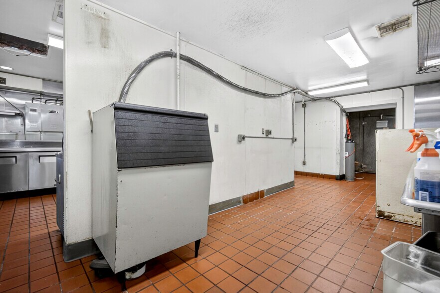 More Photos Of 1514 W Lindsey St, Norman Restaurant For Lease
