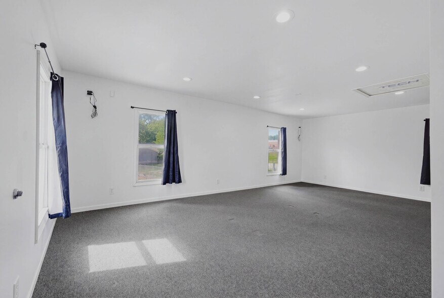 More Photos Of 307 E 23rd St S, Independence Office For Sale