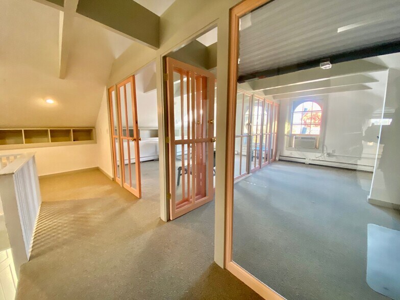 More Photos Of 302-306 Thames St, Newport Storefront Retail Office For Lease