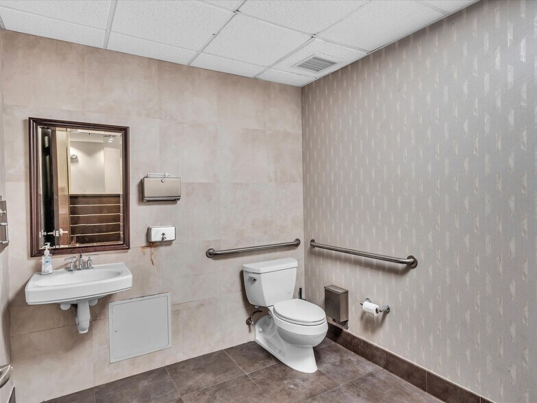 More Photos Of 20900 NE 30th Ave, Aventura Office Residential For Sale