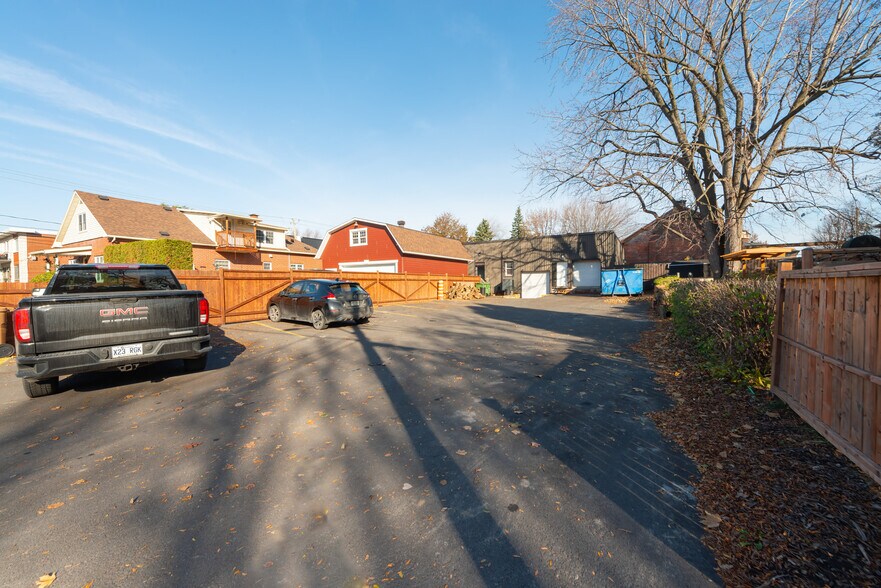 More Photos Of 235 Rue Notre-Dame, La Prairie Warehouse For Lease