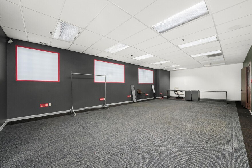 More Photos Of 4025-4039 S Western Blvd, Chicago Warehouse For Sale