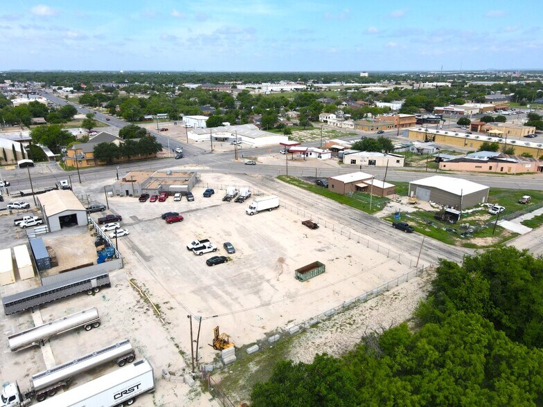 More Photos Of 1810 S Chadbourne St, San Angelo Flex For Sale