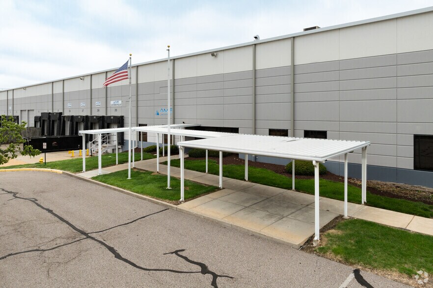 More Photos Of 415 Axminister Dr, Fenton Warehouse For Lease