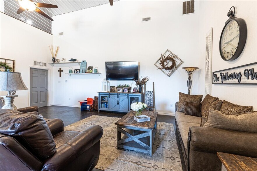 More Photos Of 1817 S Morgan St, Granbury Auto Dealership For Sale