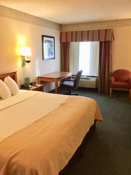 More Photos Of 340 Oyler Ave, Oak Hill Hotel For Lease