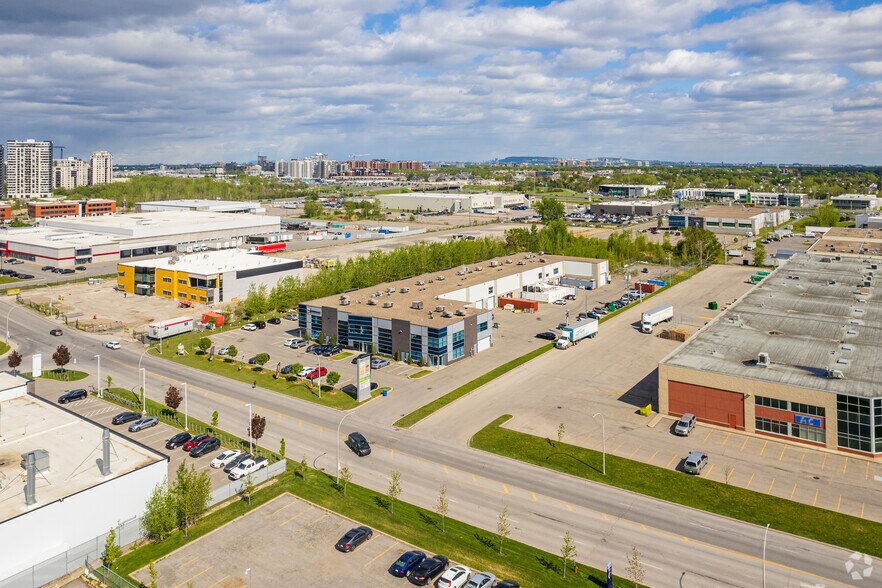 More Photos Of 4400-4424 Louis-B.-Mayer, Laval Flex For Sale