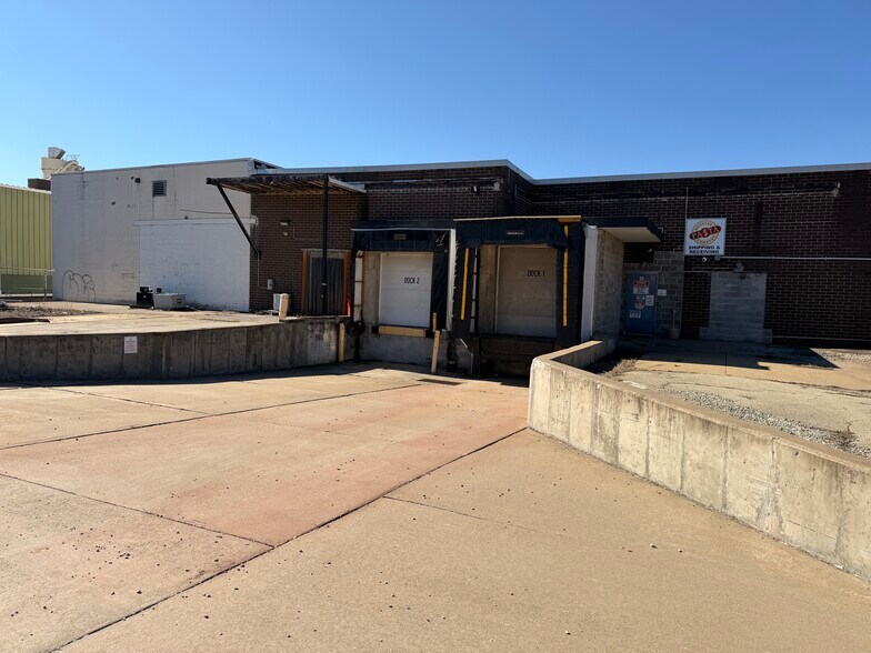 More Photos Of 100 Chamber Plz, Charleroi Supermarket For Lease