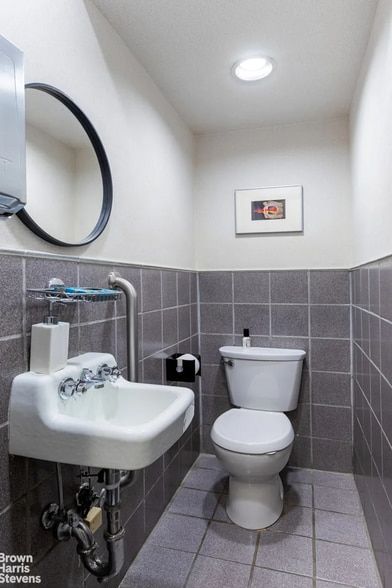 More Photos Of 115 E 61st St, New York Medical For Sale