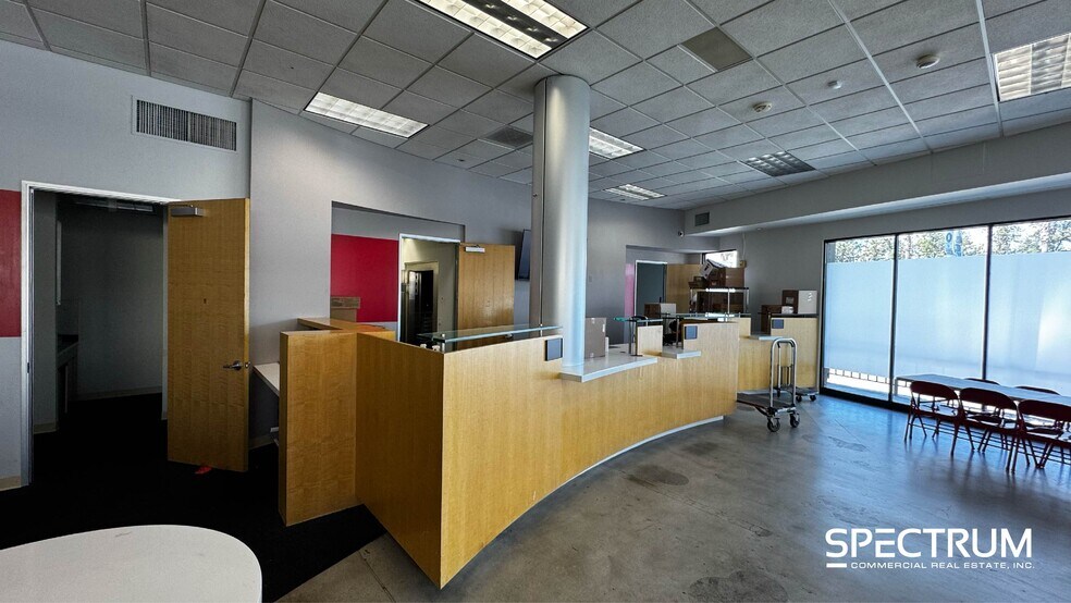 More Photos Of 17648-17656 Ventura Blvd, Encino Unknown For Lease