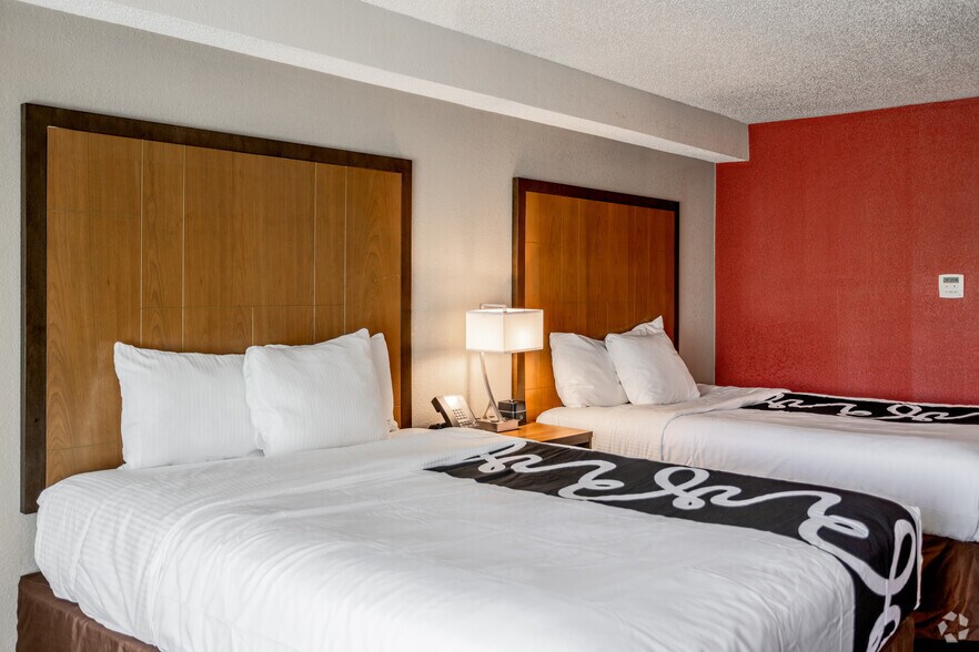 More Photos Of 55 Hampton Park Blvd, Capitol Heights Hotel For Sale