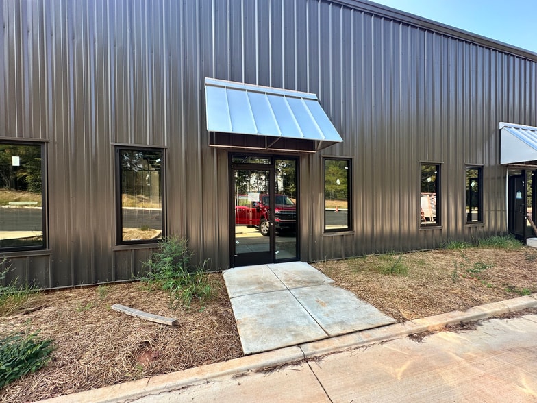 More Photos Of 5915 Steeplechase Blvd, Cumming Warehouse For Lease