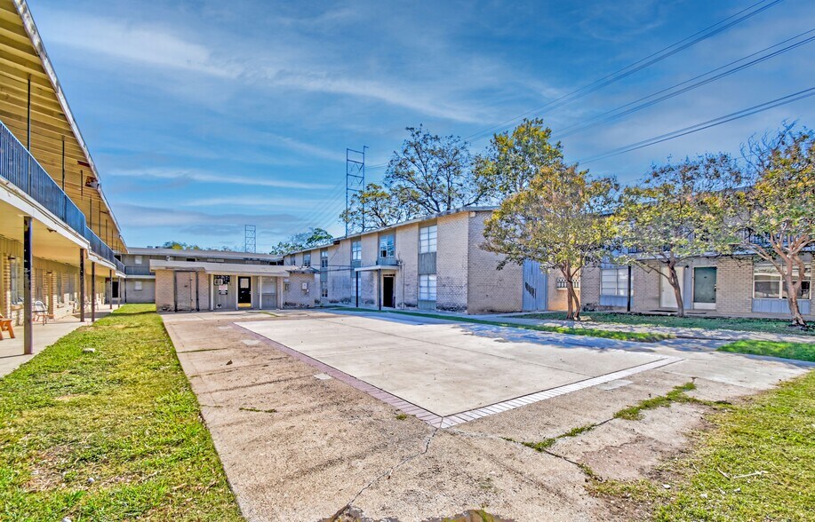 More Photos Of 2222 Vance Jackson Rd, San Antonio Apartments For Sale