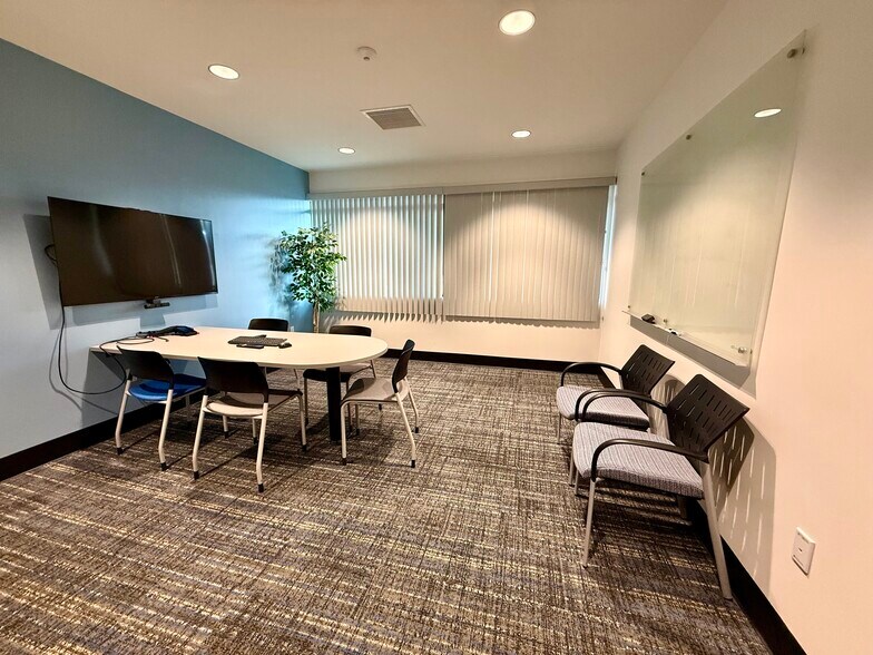 More Photos Of 155 3900 S, South Salt Lake Showroom For Lease