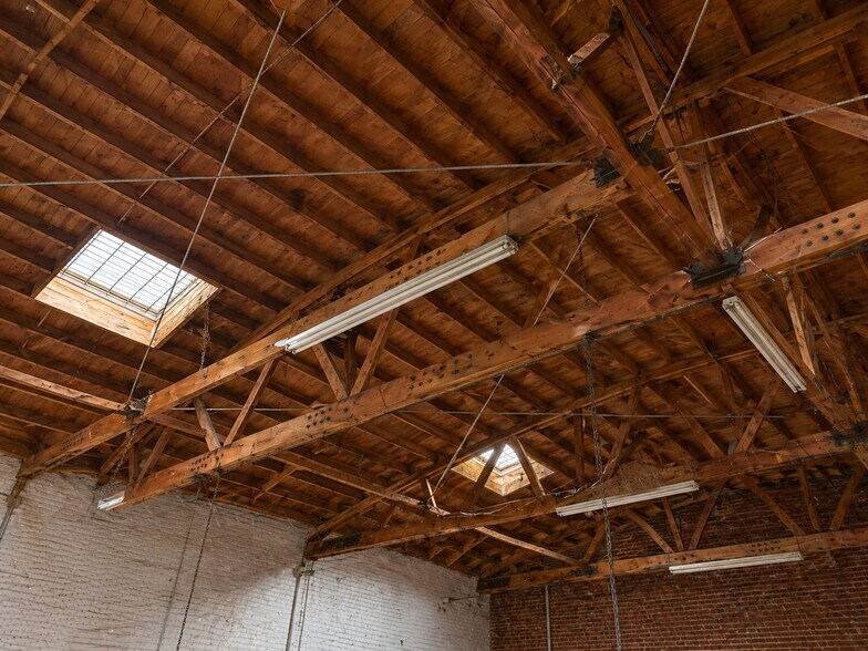 More Photos Of 457 E Thompson Blvd, Ventura Freestanding For Sale