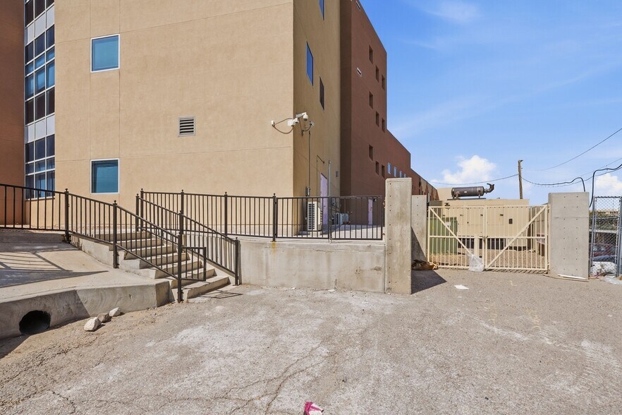 More Photos Of 2425 Ridgecrest Dr SE, Albuquerque Medical For Lease