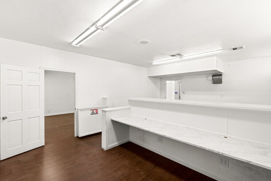 More Photos Of 830 E Sahara Ave, Las Vegas Office For Sale